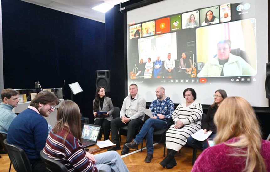 Всеукраїнська публічна дискусія «Прифронтові та переміщені музеї: життя в «особливих умовах»