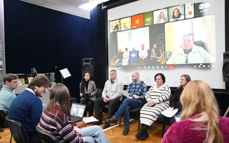 Всеукраїнська публічна дискусія «Прифронтові та переміщені музеї: життя в «особливих умовах»